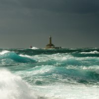 Svjetionik Perar na Premanturi okovan velikim valovima