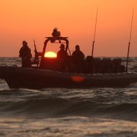 Izraelski mornarički komandosi u gumenjaku pred Gazom