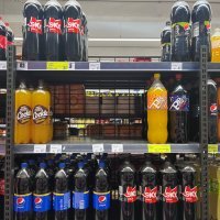 Police s kojih je povučena Coca-Cola