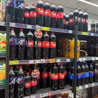 Police s kojih je povučena Coca-Cola