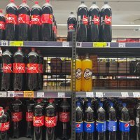 Police s kojih je povučena Coca-Cola