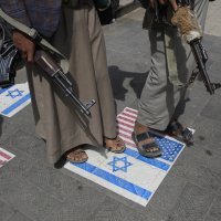 Hutiji u Jemenu gaze izraelsku i američku zastavu