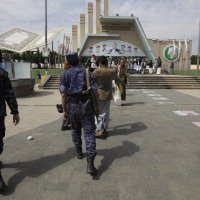 Hutiji u Jemenu gaze izraelsku i američku zastavu