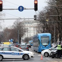 Automobilom uništio cijelu tramvajsku stanicu u Branimirovoj ulici