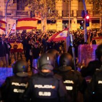 Prosvjedi desnice ispred sjedišta Sanchezove Socijalističke-radničke stranke