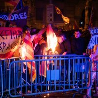 Prosvjedi desnice ispred sjedišta Sanchezove Socijalističke-radničke stranke