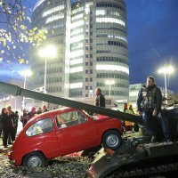 Osijek: Motoristi stigli kod crvenog Fiće gdje su zapalili svijeće za Vukovar