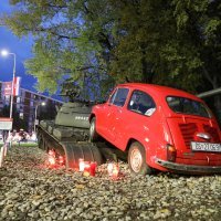 Osijek: Motoristi stigli kod crvenog Fiće gdje su zapalili svijeće za Vukovar