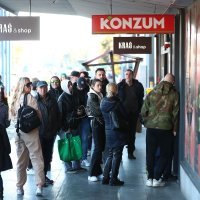 Red ispred trgovine Konzuma na zagrebačkom Autobusnom kolodvoru