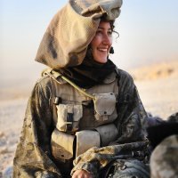 Pripadnica izraelske bojne Caracal s karakterističnim mitznefetom - Wikimedia Commons - Izraelske obrambene snage