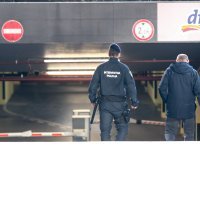 Pretres ispred javne garaže na Kvaternikovom trgu