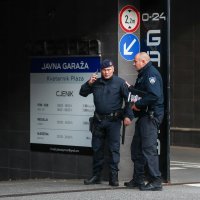 Pretres ispred javne garaže na Kvaternikovom trgu