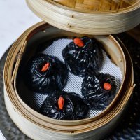4_Xiao Long Bao sa svinjetinom, crnilom od sipe i goji bobicama