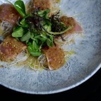 5_Tuna, ponzu umak s jabukom i senfom posuto sezamom