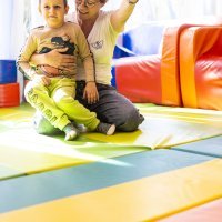 Dijana Aničić s djecom u prostorijama udruge Anđeli