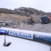 Klis: Policija regulira otežani promet zbog snijega, bure i poledice
