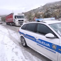 Klis: Policija regulira otežani promet zbog snijega, bure i poledice