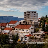 U centru Imotskog nedaleko Plavog jezera niknula je zgrada