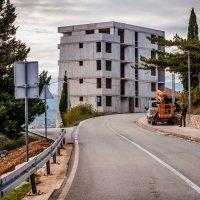 U centru Imotskog nedaleko Plavog jezera niknula je zgrada