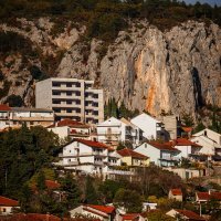 U centru Imotskog nedaleko Plavog jezera niknula je zgrada