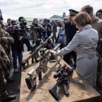 Bivša francuska ministrica obrane Florence Parly razgleda Cadexovu pušku CDX-40