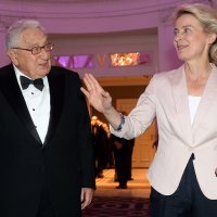 Henry Kissinger i Ursula von der Leyen