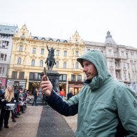 Ivan Pernar snimao okupljene na Trgu koji prosvjeduju protiv molitelja