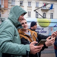 Ivan Pernar snimao okupljene na Trgu koji prosvjeduju protiv molitelja