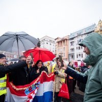 Ivan Pernar snimao okupljene na Trgu koji prosvjeduju protiv molitelja