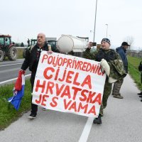 Svinjogojci prosvjeduju i blokiraju promet