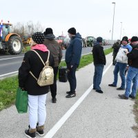 Kutina: Svinjogojci se traktorima okupili na prometnici