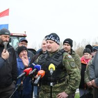 Kutina: Svinjogojci se traktorima okupili na prometnici