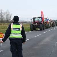 Kutina: Svinjogojci se traktorima okupili na prometnici