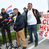 Kutina: Svinjogojci se traktorima okupili na prometnici