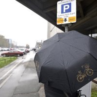 Performans Greenpeacea ispred zgrade INA-e u Zagrebu