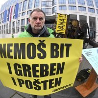 Performans Greenpeacea ispred zgrade INA-e u Zagrebu