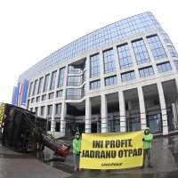 Performans Greenpeacea ispred zgrade INA-e u Zagrebu