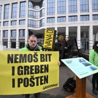Performans Greenpeacea ispred zgrade INA-e u Zagrebu