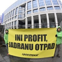 Performans Greenpeacea ispred zgrade INA-e u Zagrebu