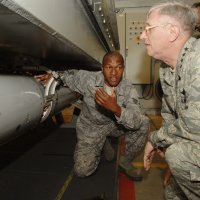 General Roger Brady u inspekciji bombi B61 u NATO bazi Volkel u Nizozemskoj