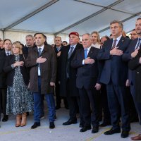 Podstrana: Predsjednik Vlade Andrej Plenković na svečanosti otkrivanja spomenika dr. Franji Tuđmanu