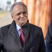 Branimir Glavaš daje izjavu ispred zgrade policije u Osijeku