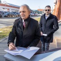 Branimir Glavaš daje izjavu ispred zgrade policije u Osijeku
