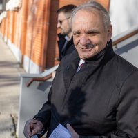 Branimir Glavaš daje izjavu ispred zgrade policije u Osijeku