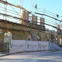 Urušio se zid zgrade u centru Siska