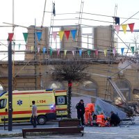 Urušio se zid zgrade u centru Siska