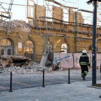 Urušio se zid zgrade u centru Siska