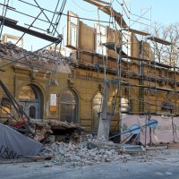 Urušio se zid zgrade u centru Siska