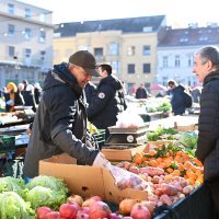 Blagdanska ponuda na tržnici Dolac