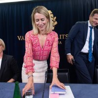 Estonska premijerka Kaja Kallas (u sredini) i ministar obrane Hanno Pevkur (desno)